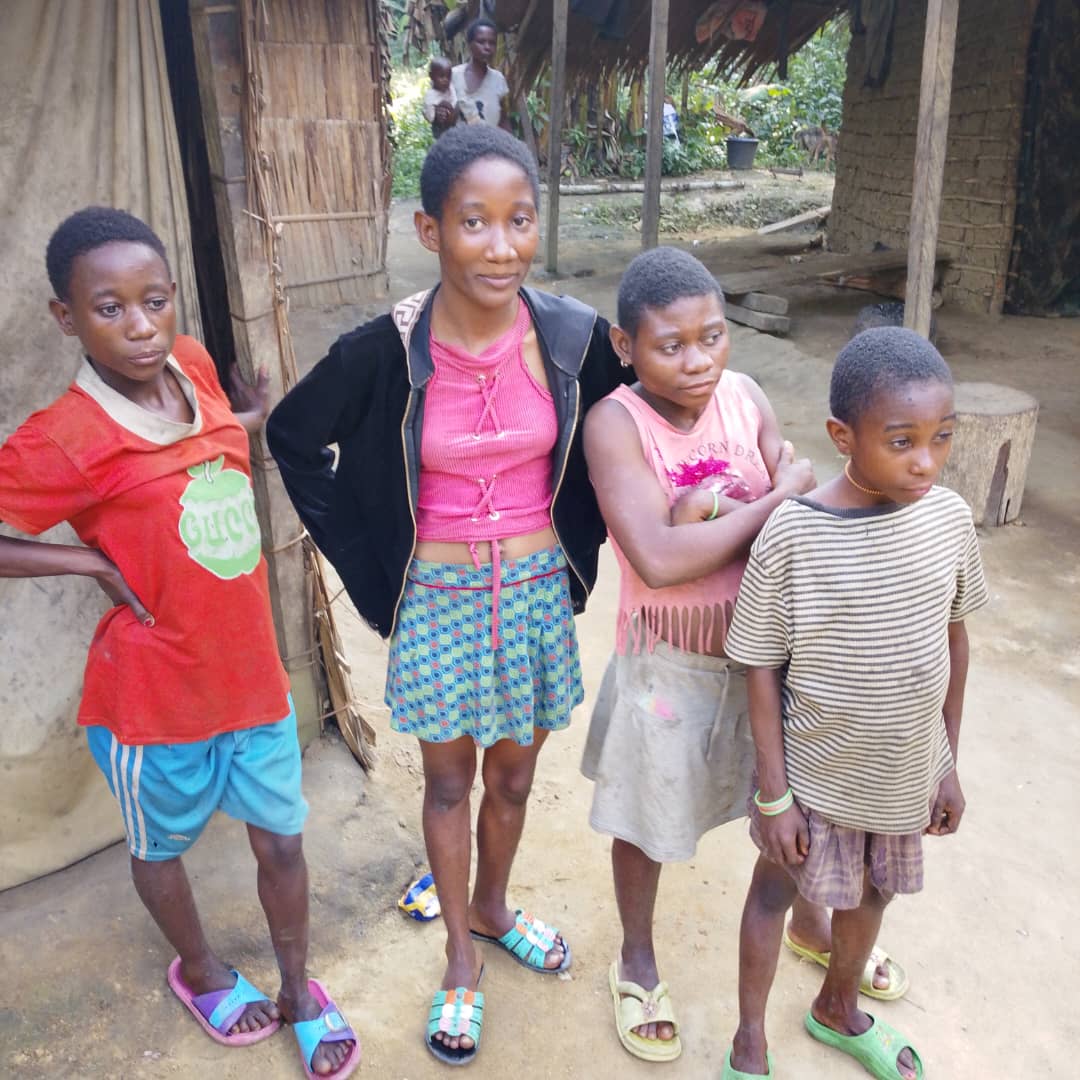 Enfants et jeunes d'un village pygmée — Bassin du Congo